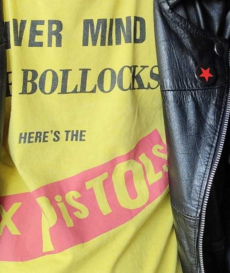 Anarki, Punk, dan Cermin yang Pecah: Dari London 1976 ke Indonesia Hari Ini
